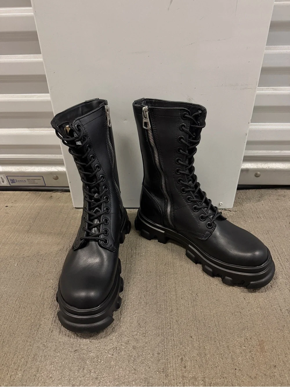 Urbnkicks sleek black